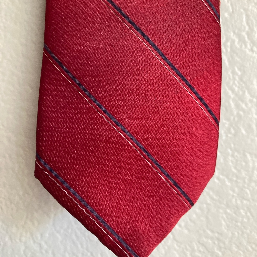 WEMBLEY red tie